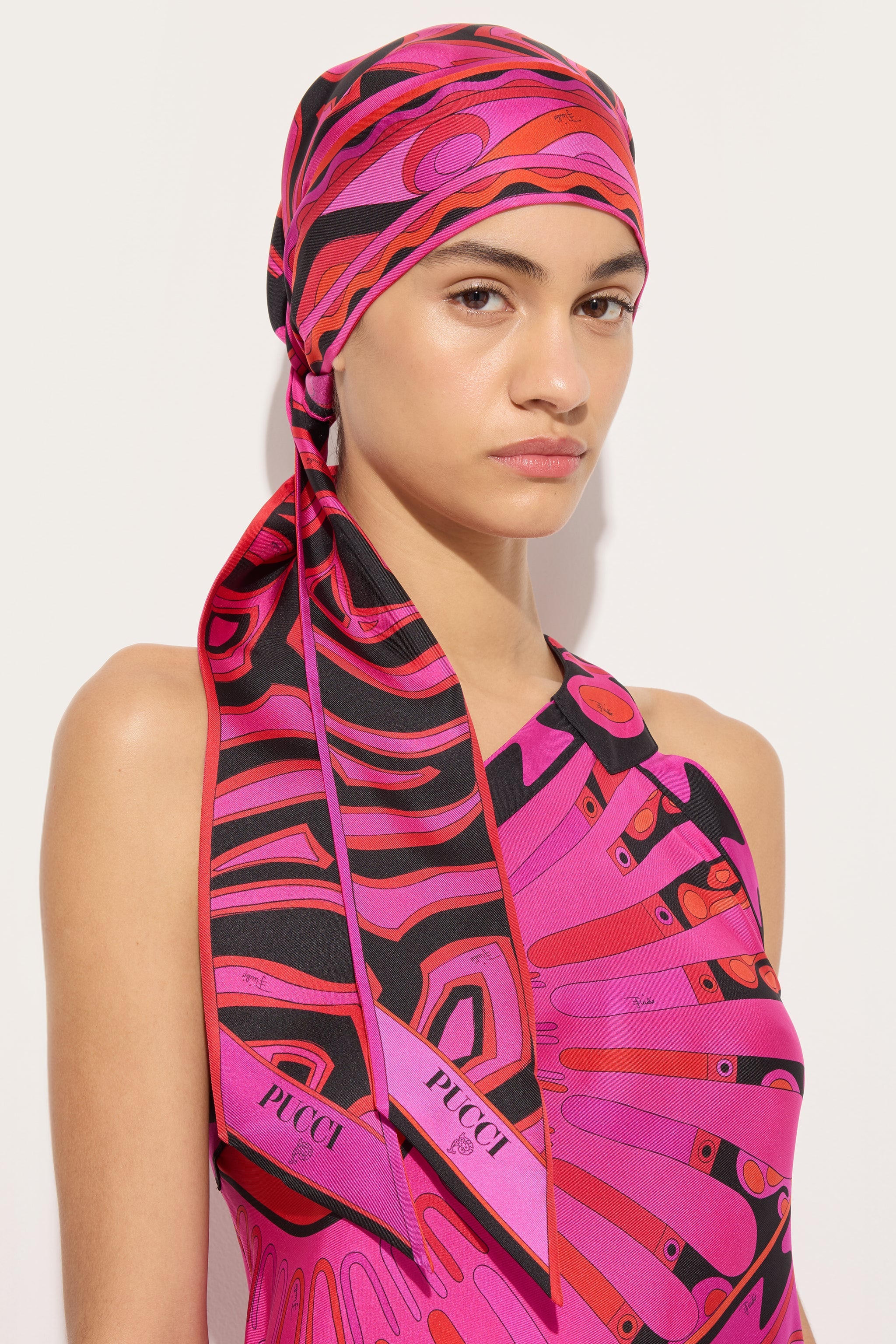 Emilio Pucci Foulard Triangle Labirinto soie fuchsia noir