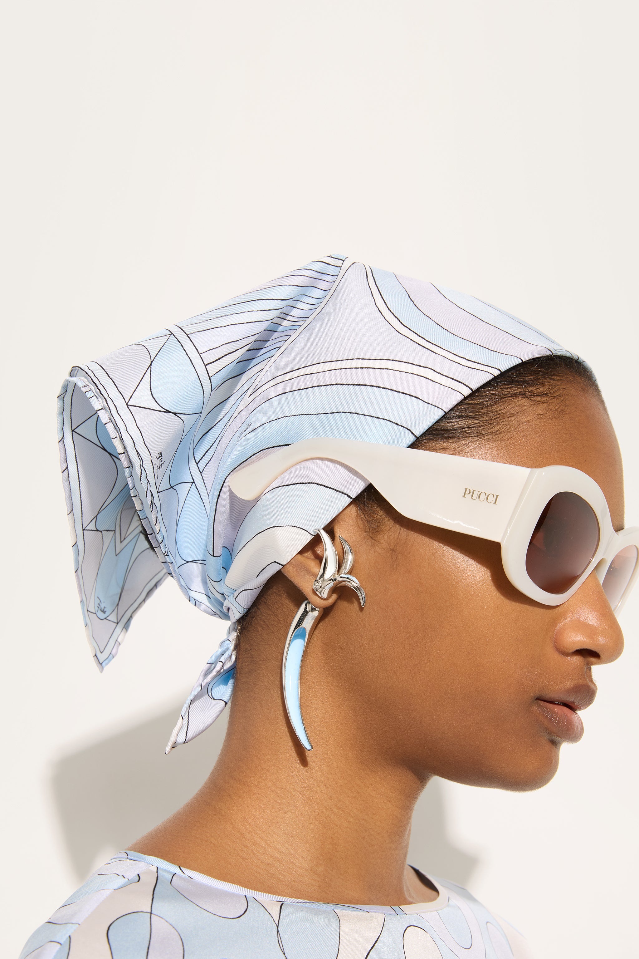 Emilio Pucci Silks Iride petit carré soie bleu clair