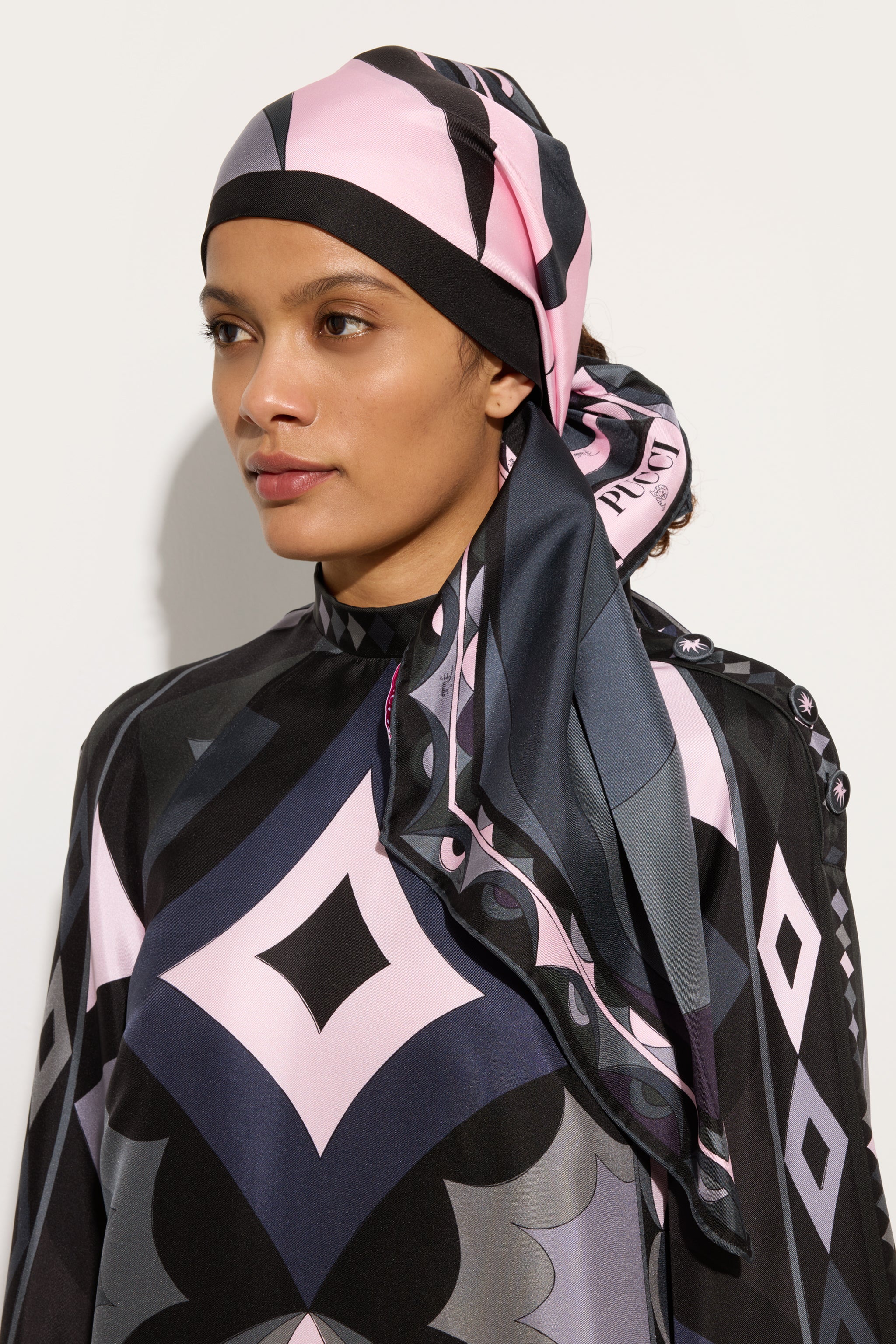 Emilio Pucci Volute losanga soie noir rose 43x140