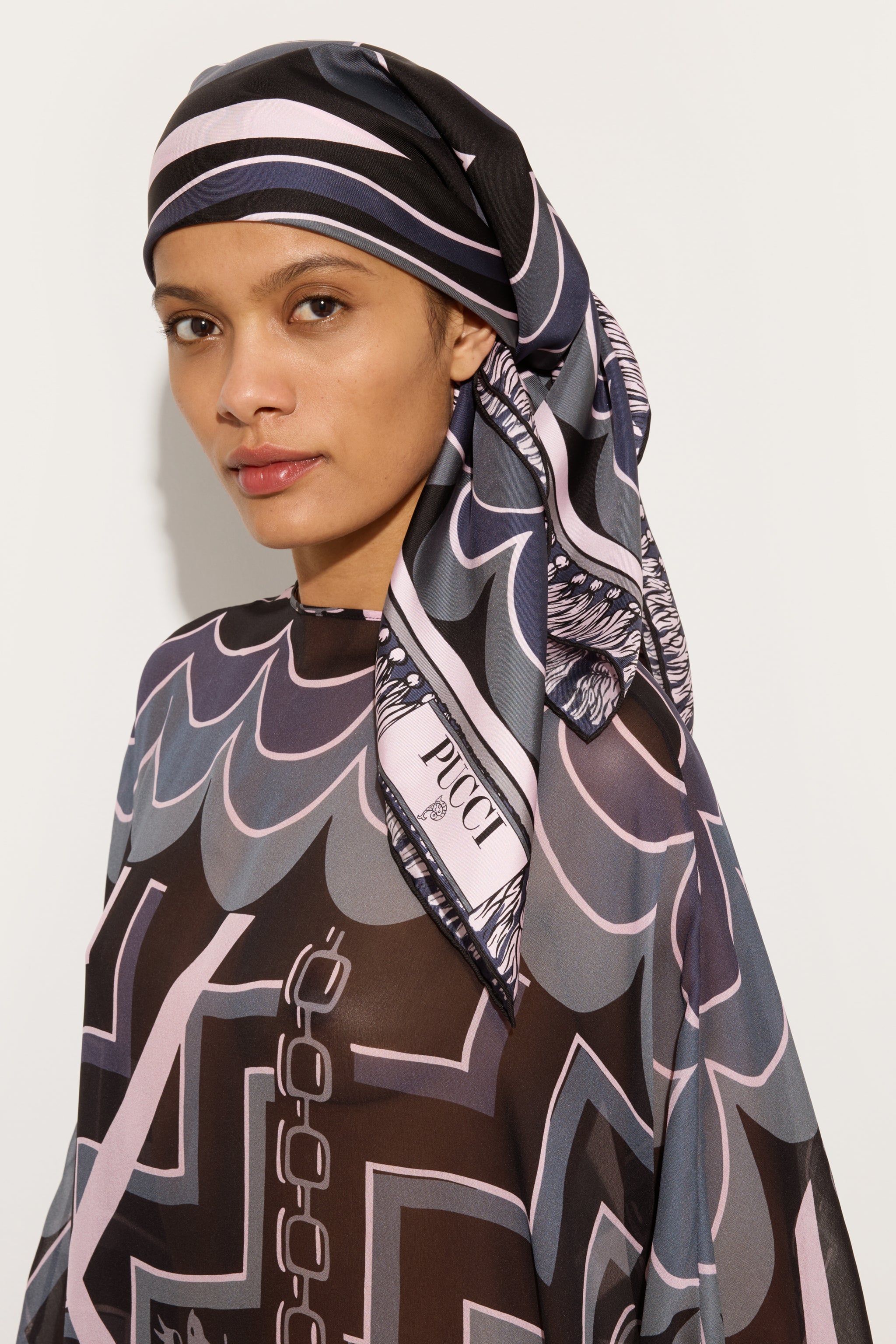 Emilio Pucci Istrice foulard soie noir rose 90x90