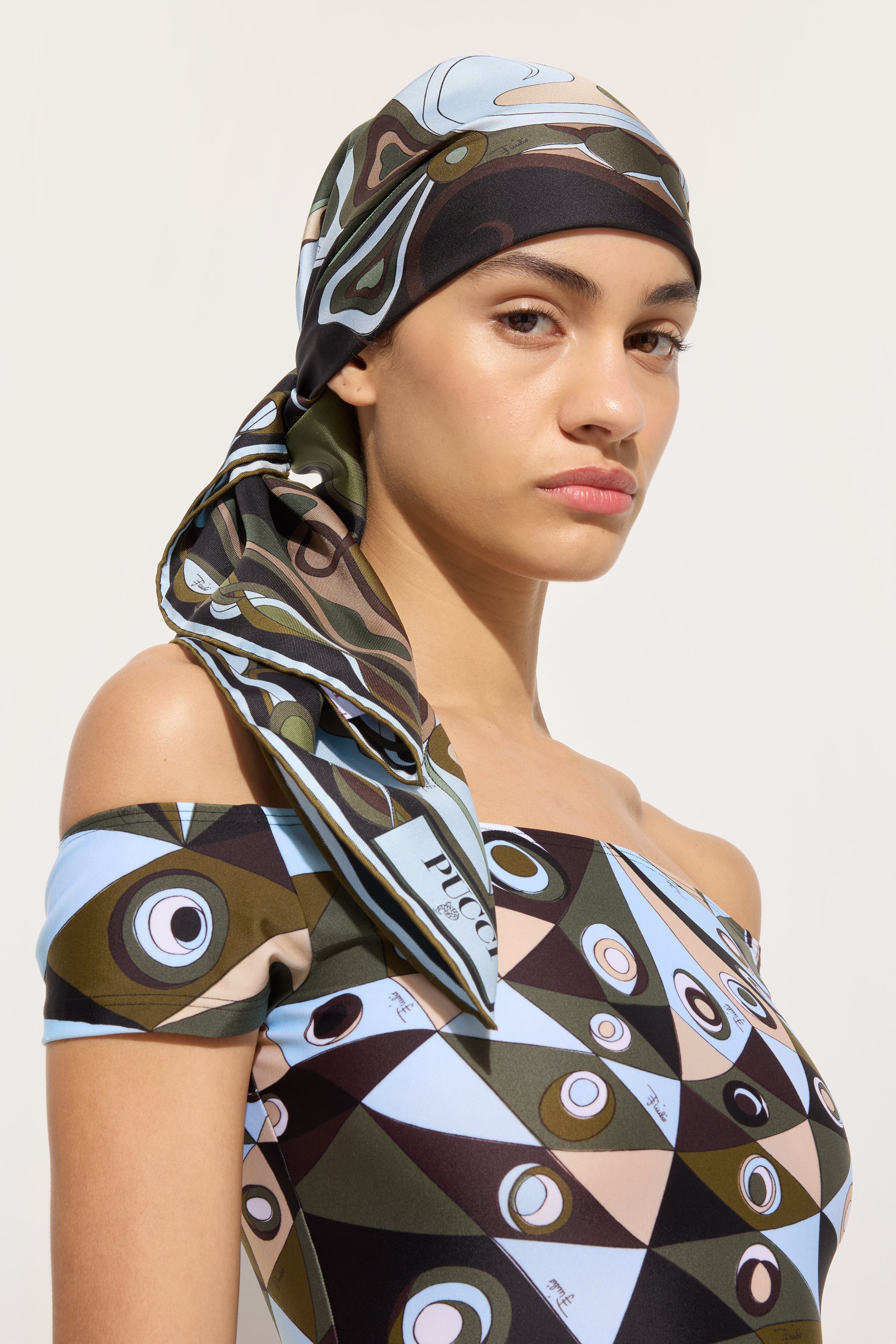 Emilio Pucci Foulard Soie Orchidées Kaki Noir 90x90