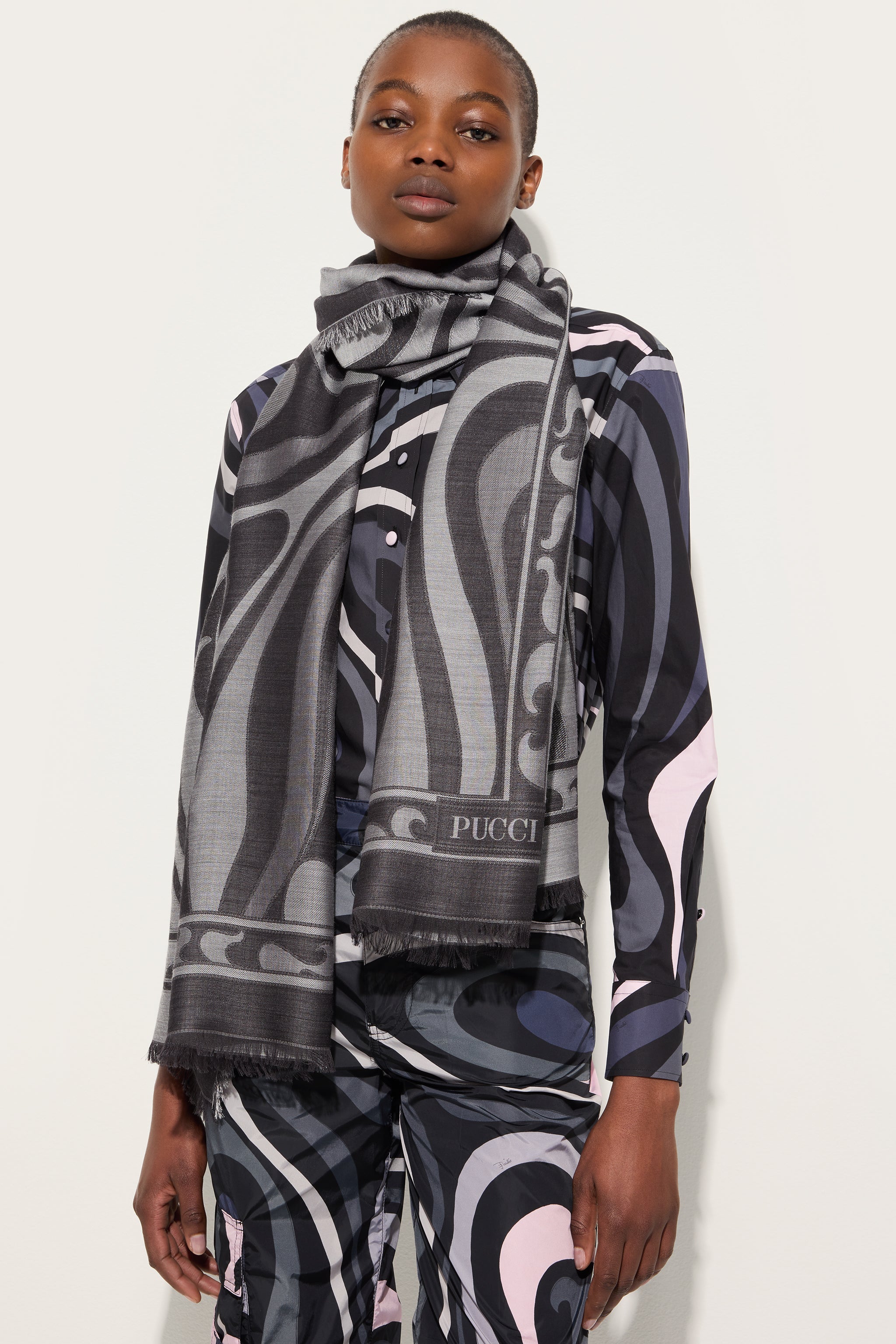 Emilio Pucci Marmo Foulard soie gris/noir 70x200