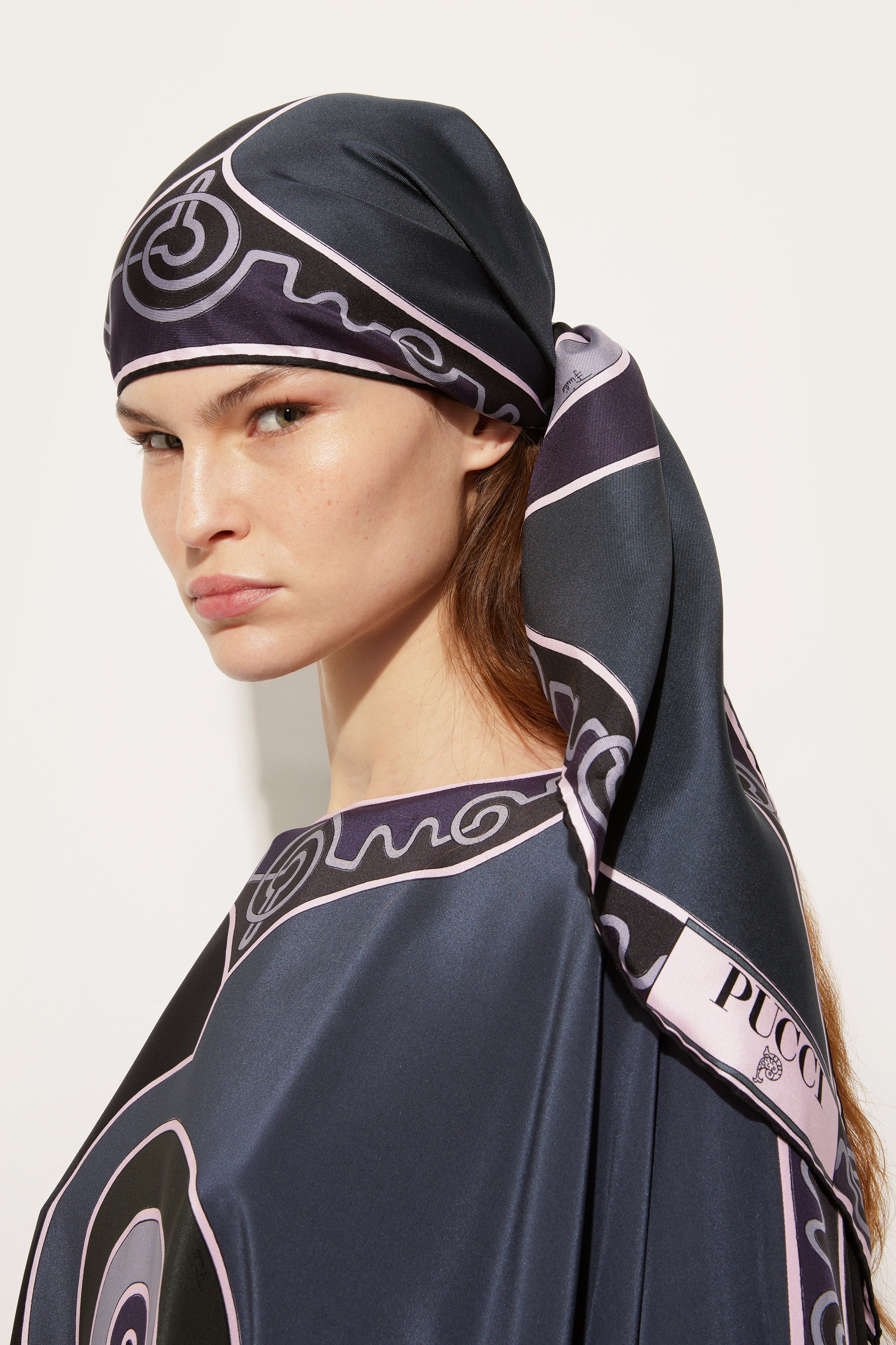 Emilio Pucci Astro foulard triangle soie noir rose