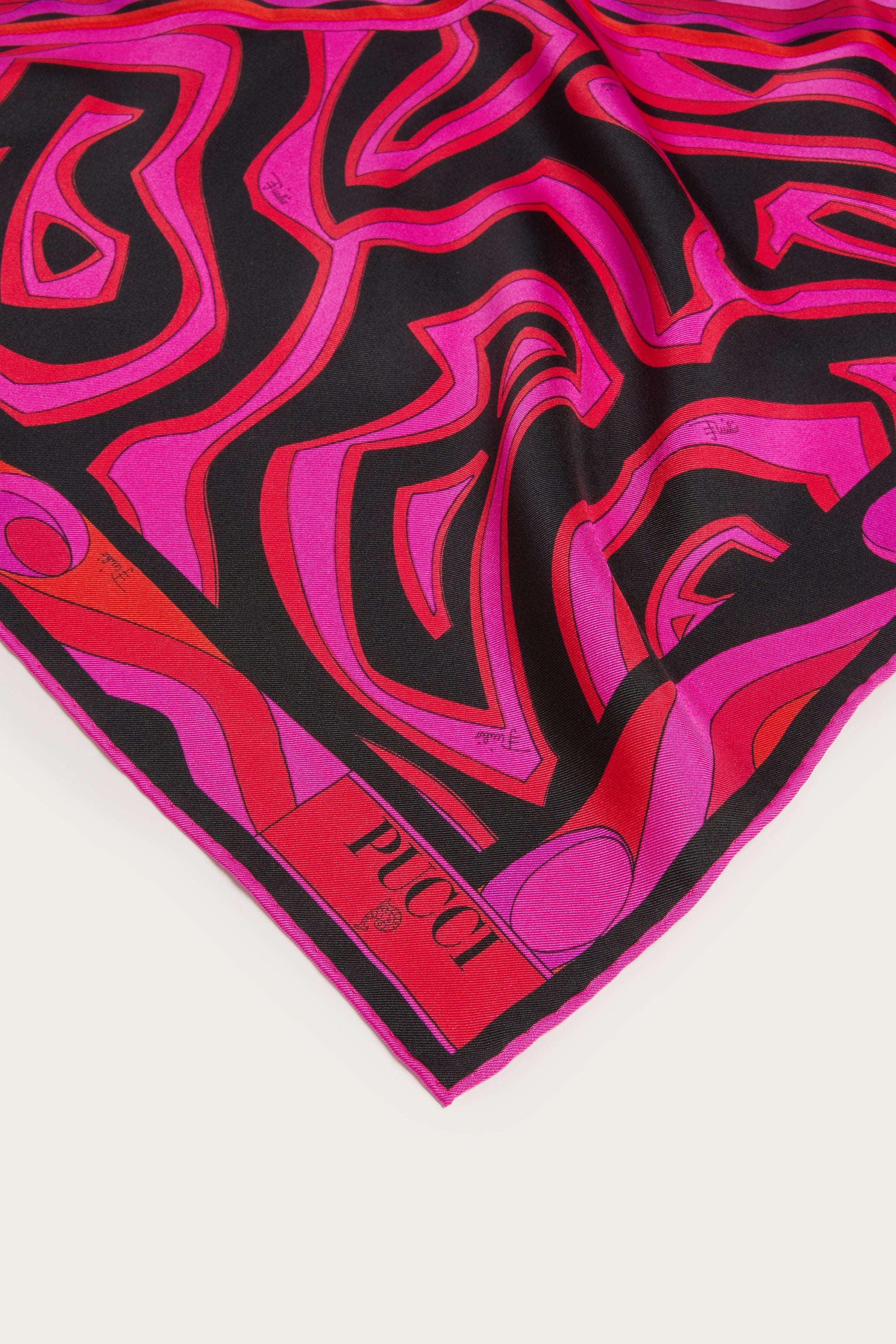 Emilio Pucci Foulard Triangle Labirinto soie fuchsia noir