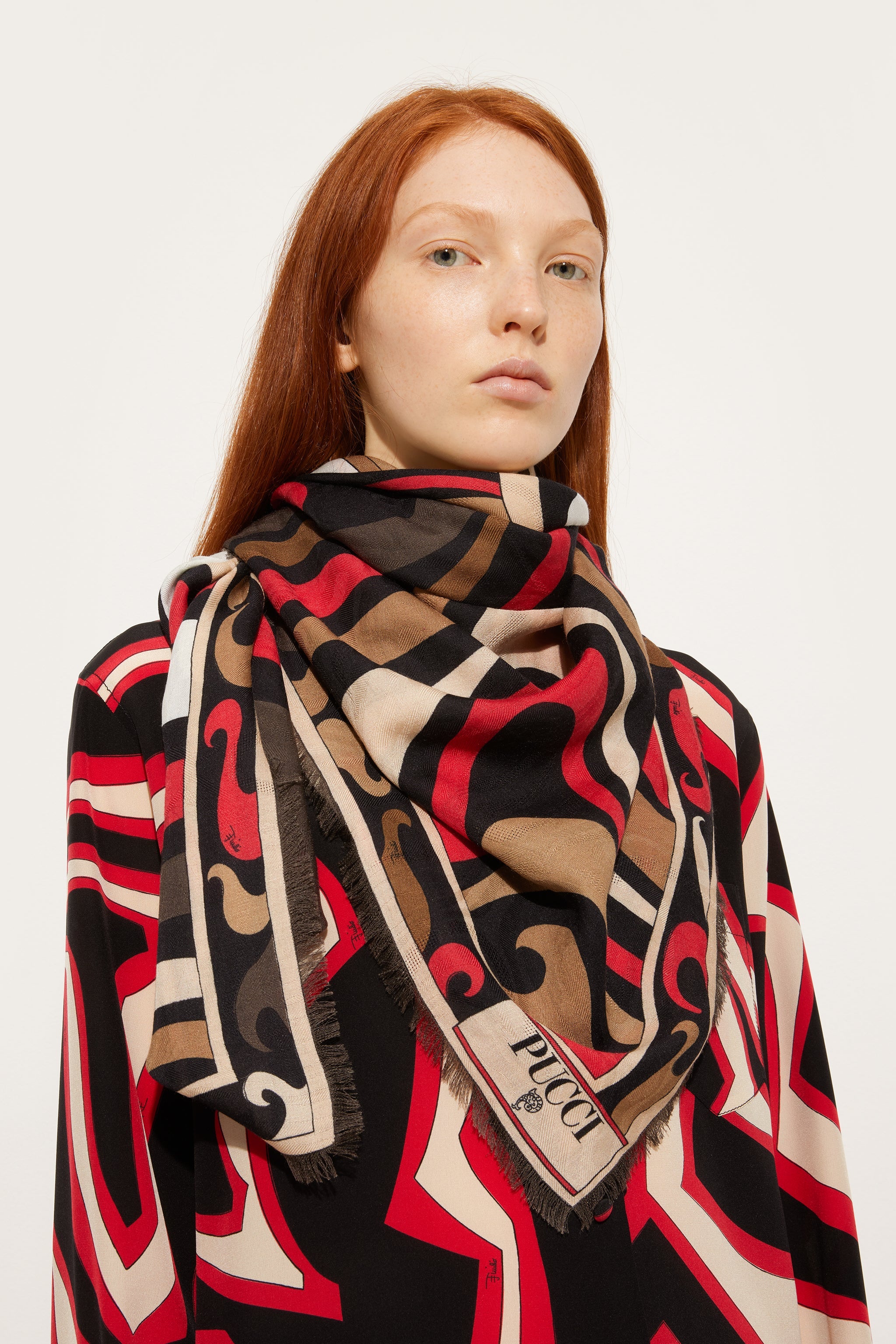 Emilio Pucci Silks pashmina soie noire or 120x120