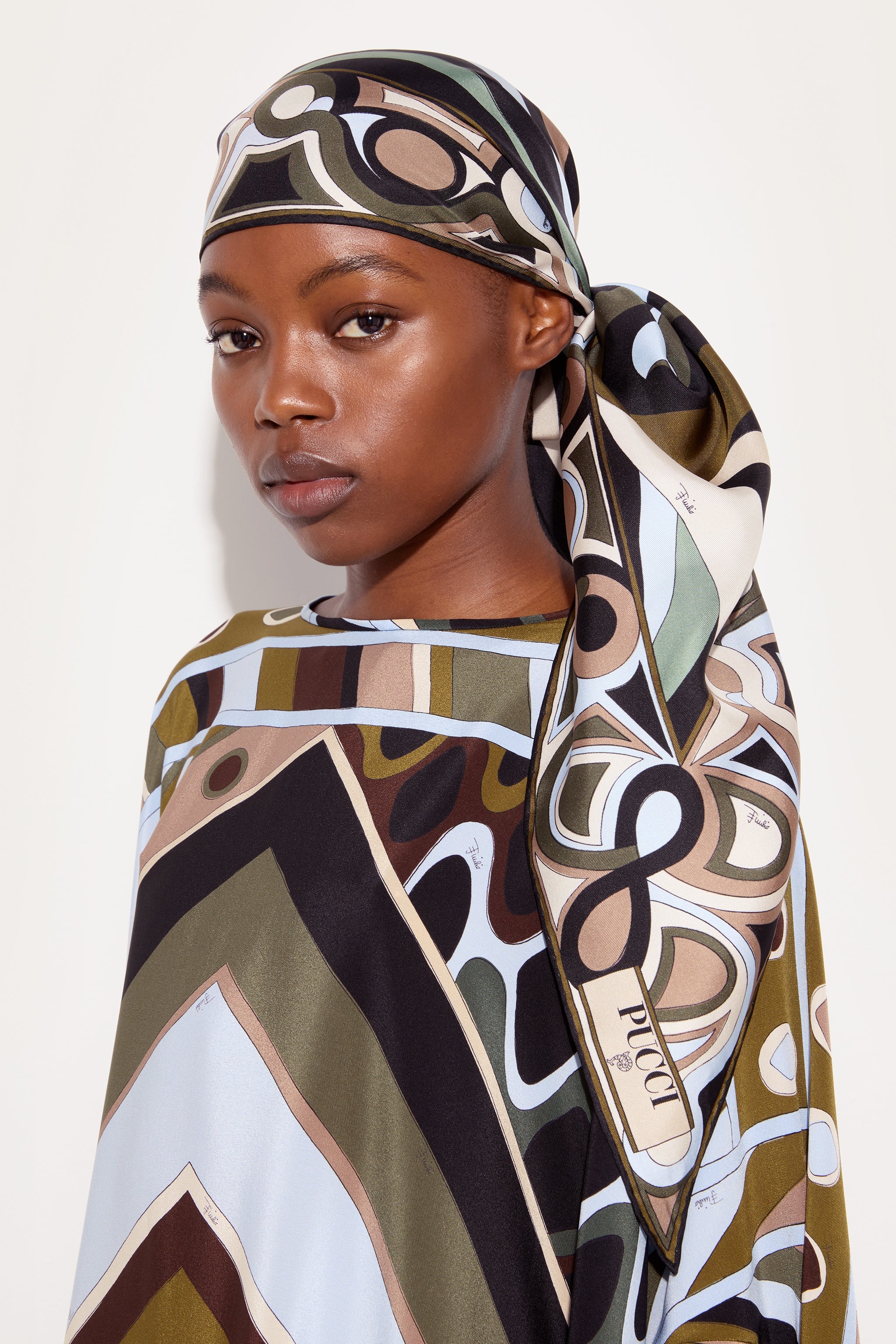 Emilio Pucci foulard triangle soie kaki bleu Marmo 120 cm