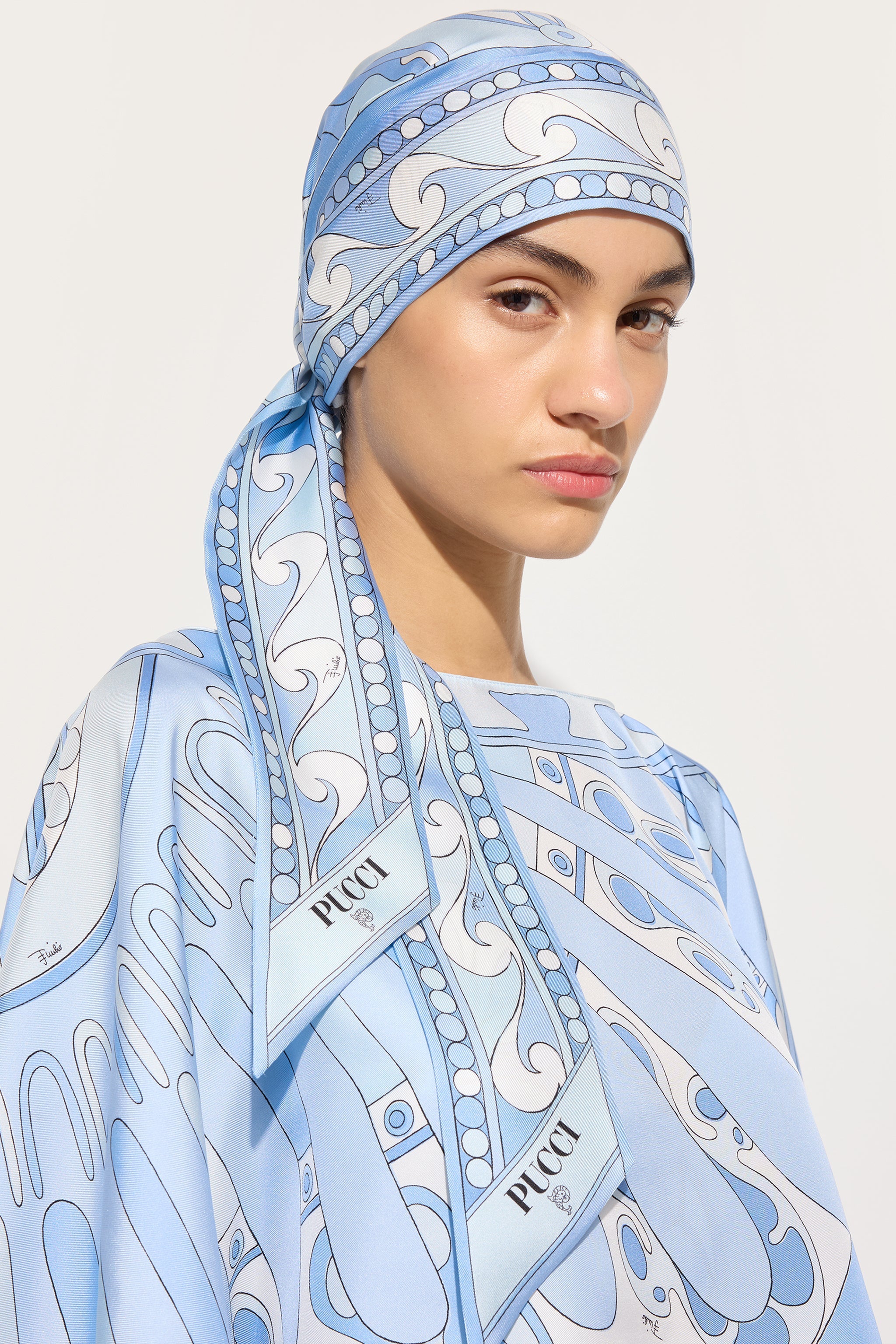 Emilio Pucci Silks Triangle foulard soie bleu orchidée
