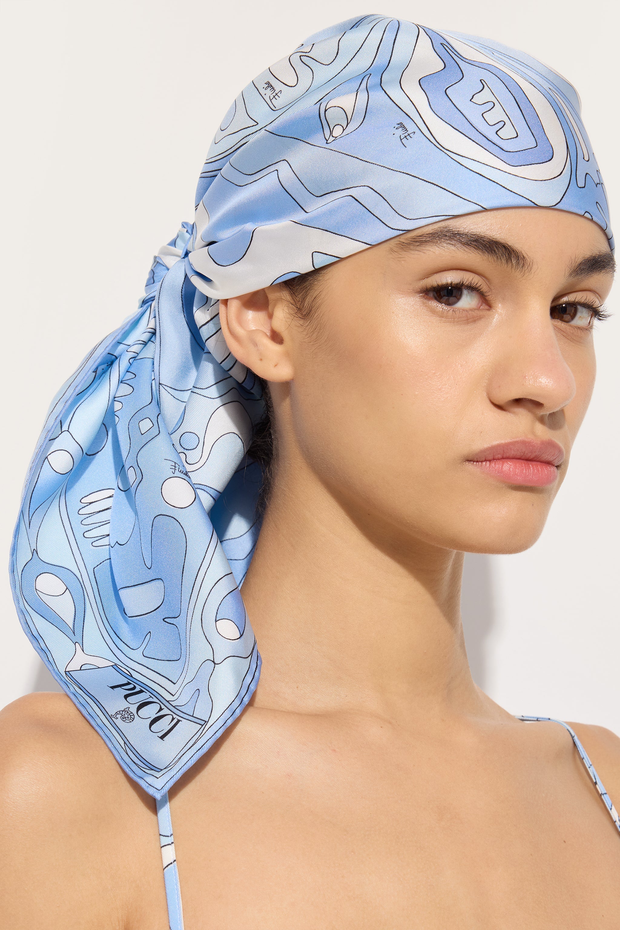 Emilio Pucci Angoli foulard soie bleu clair 90x90