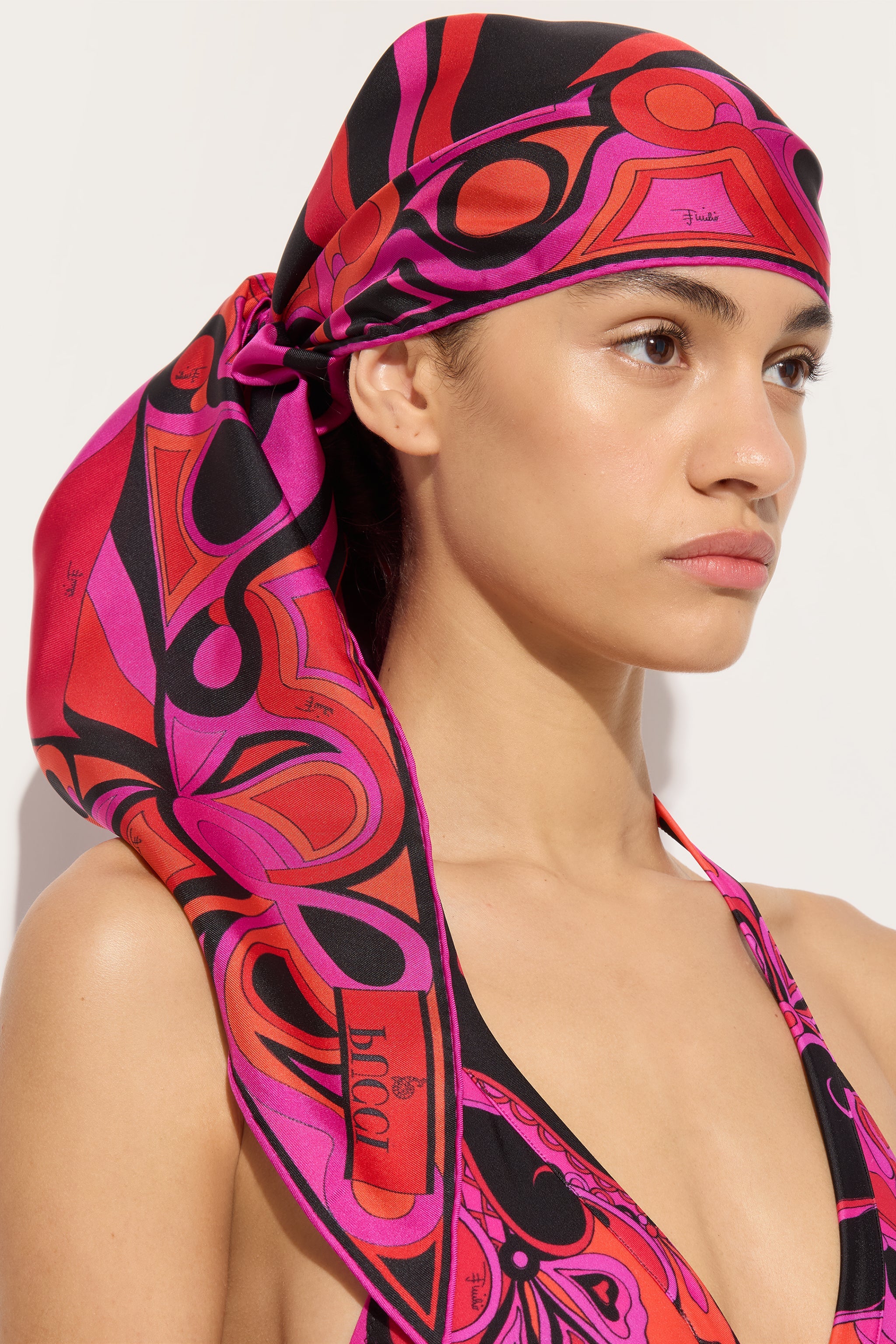 Emilio Pucci Silks foulard triangle soie fuchsia noir 120x120
